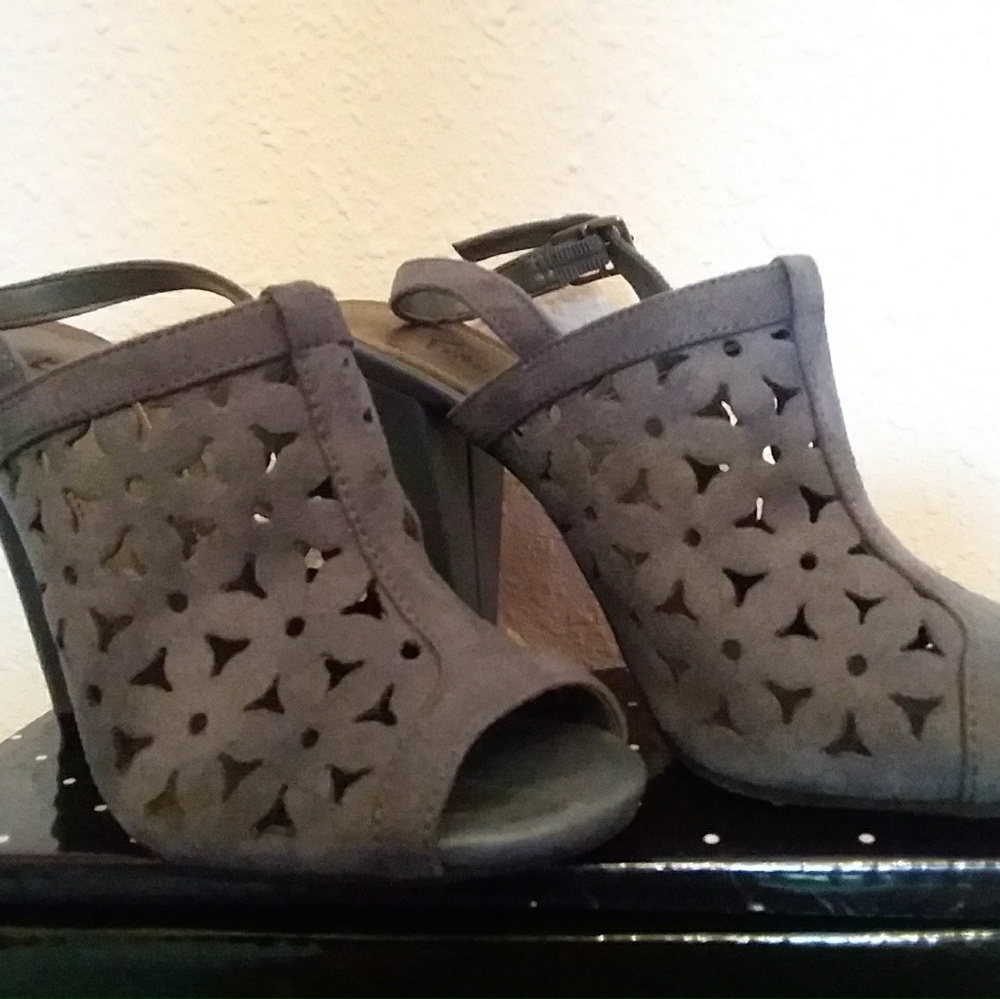 Fioni Size 5 High Heel shoes